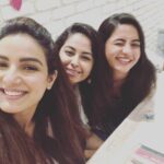 Avika Gor Instagram - With these 2 Hotties 😘😘.. An evening filled with #fun #hugs #kisses #gossips #selfies #laughter #MOVIEDATE #DINNERDATE Thank you @disneyindia for having us over for #incredibles2 !! Guys it’s super cute .. do watch it!