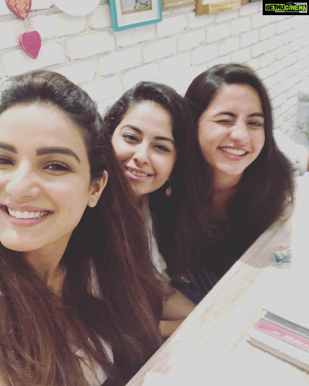 Avika Gor Instagram - With these 2 Hotties ππ.. An evening filled with #fun #hugs #kisses #gossips #selfies #laughter #MOVIEDATE #DINNERDATE Thank you @disneyindia for having us over for #incredibles2 !! Guys itβs super cute .. do watch it!