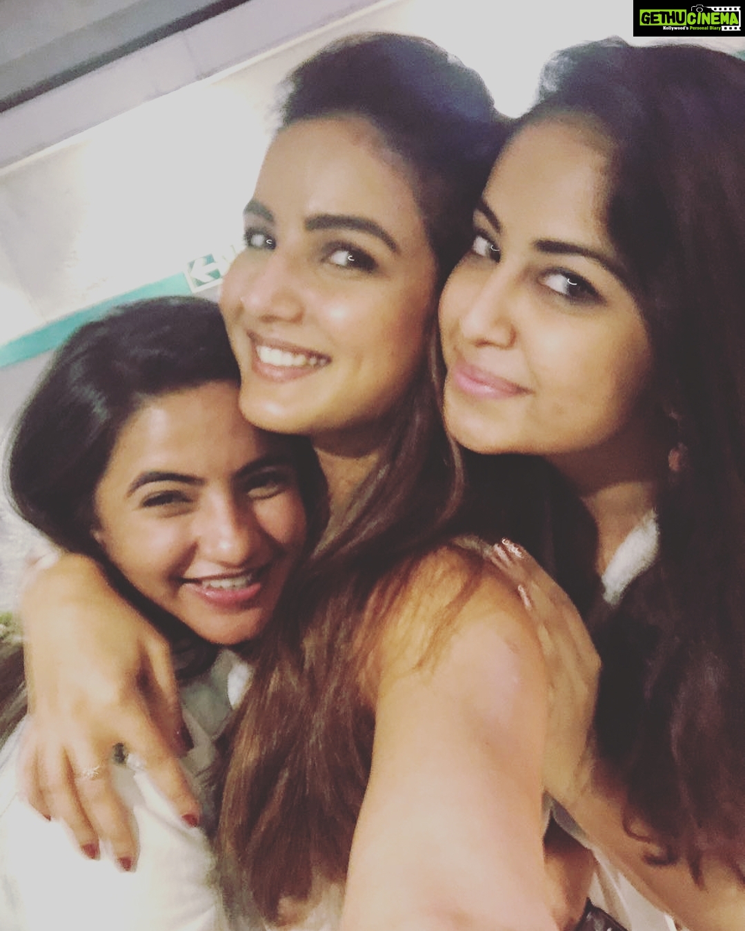 Avika Gor Instagram - With these 2 Hotties ππ.. An evening filled with #fun #hugs #kisses #gossips #selfies #laughter #MOVIEDATE #DINNERDATE Thank you @disneyindia for having us over for #incredibles2 !! Guys itβs super cute .. do watch it!