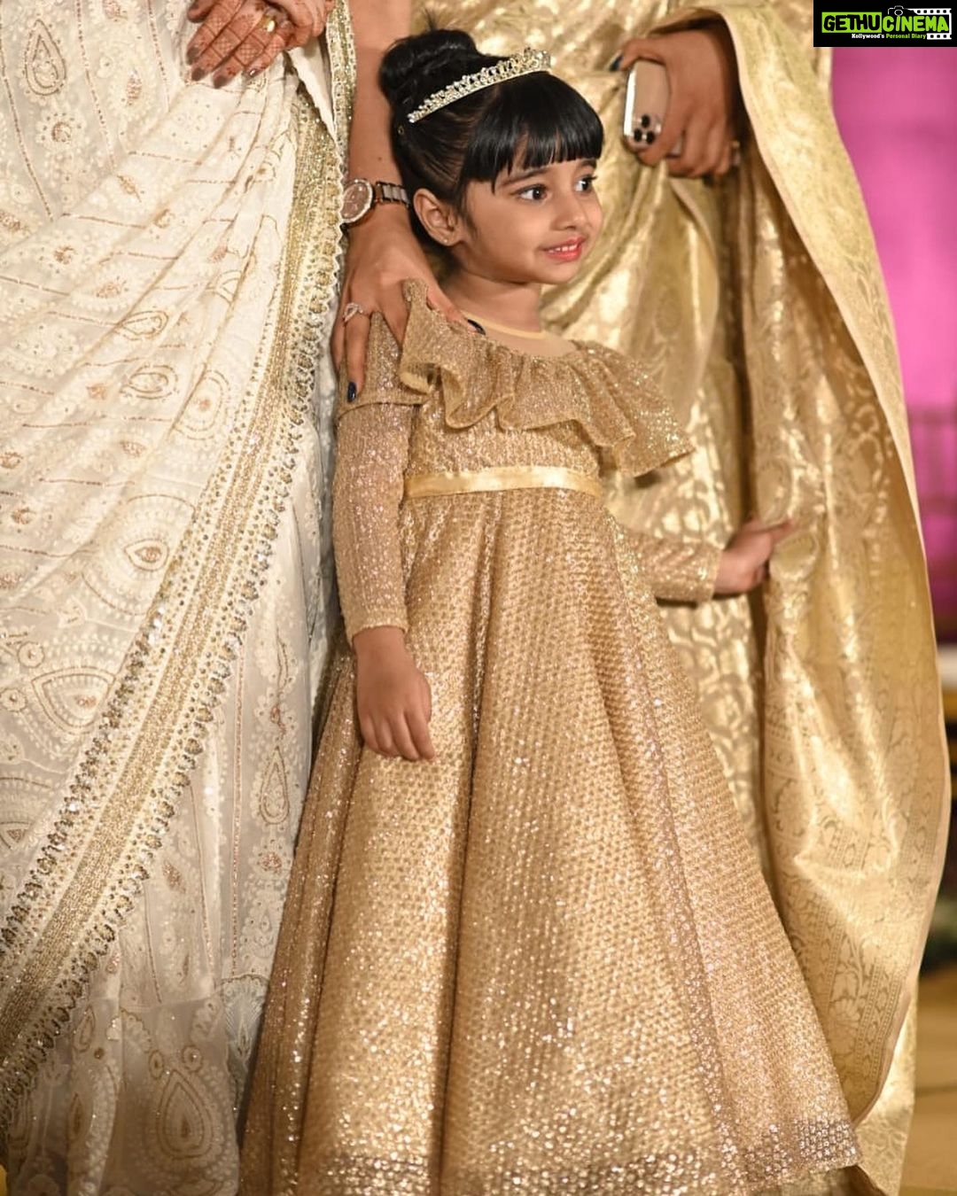 Bhama Instagram - Happy Happy B’day Our darling Kanmani kuttys🥰🦋 All wishes...muahhh😘😘 @actressmuktha 🤍 @rimitomy 🤍