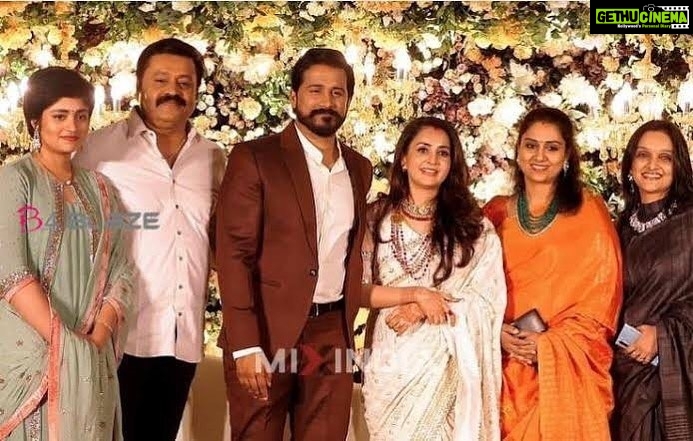 Bhama Instagram - “എന്നും എനിക്കൊപ്പം വല്യേട്ടന്റെ സ്നേഹത്തോടെ,ഒരു അച്ഛന്റെ കരുതലുകളോടെ നിക്കുന്ന എന്റെ പ്രിയപ്പെട്ട സുരേഷേട്ടന് എന്റെ വല്യേട്ടന് ഒരായിരം സ്നേഹം നിറഞ്ഞ പിറന്നാൾ ആശംസകൾ” ♥️🥰 #Sureshgopi #June 26 #birthday #family #ettan love 💕