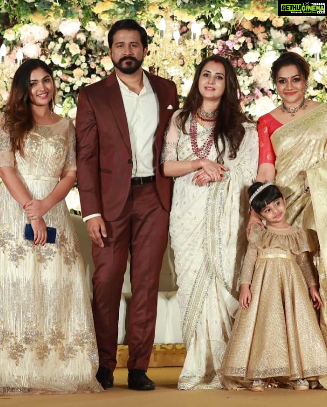 Bhama Instagram - Happy Happy B’day Our darling Kanmani kuttys🥰🦋 All wishes...muahhh😘😘 @actressmuktha 🤍 @rimitomy 🤍