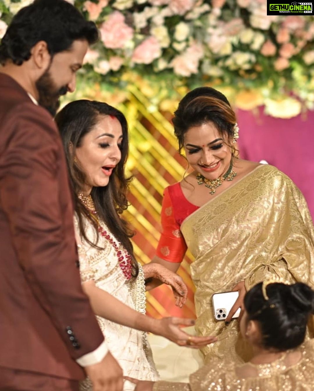Bhama Instagram - Happy Happy B’day Our darling Kanmani kuttys🥰🦋 All wishes...muahhh😘😘 @actressmuktha 🤍 @rimitomy 🤍