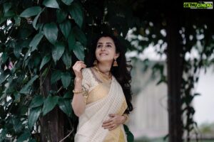 Bhama Instagram - Wearing @mangalyakasav ♥️
#fvrt # kasavu pudava