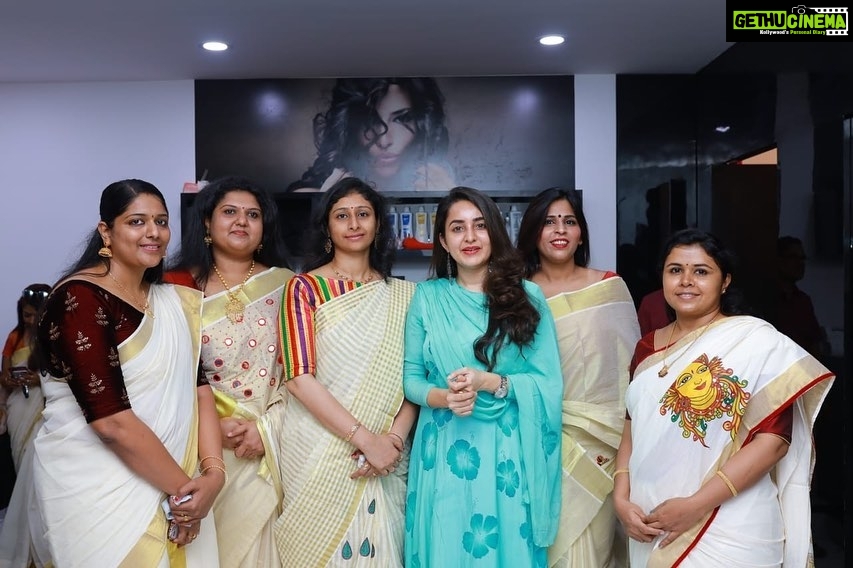 Bhama Instagram - All the very best to the pink team π @glamstudios_in, Kakkanad Let it be a big success nd all my prayers n wishes:) Stay ahead ladiesπππ»