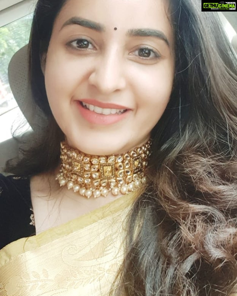 Bhama Instagram - Thank u @emin_thahar for a lovely chocker😇 #tradition #chocker #yellow silk