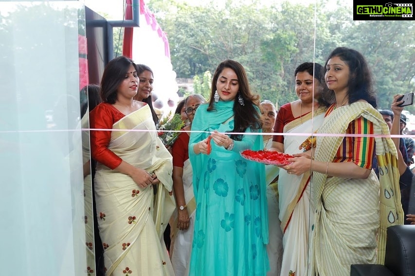 Bhama Instagram - All the very best to the pink team π @glamstudios_in, Kakkanad Let it be a big success nd all my prayers n wishes:) Stay ahead ladiesπππ»