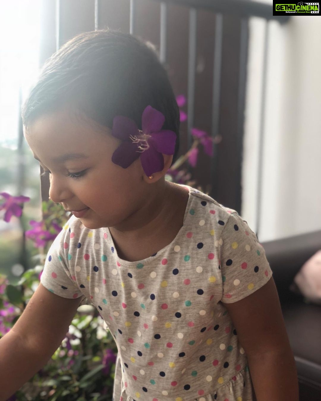 Bhama Instagram - Memas Girl #niece #insta #flowergal 👩❤️💋👩