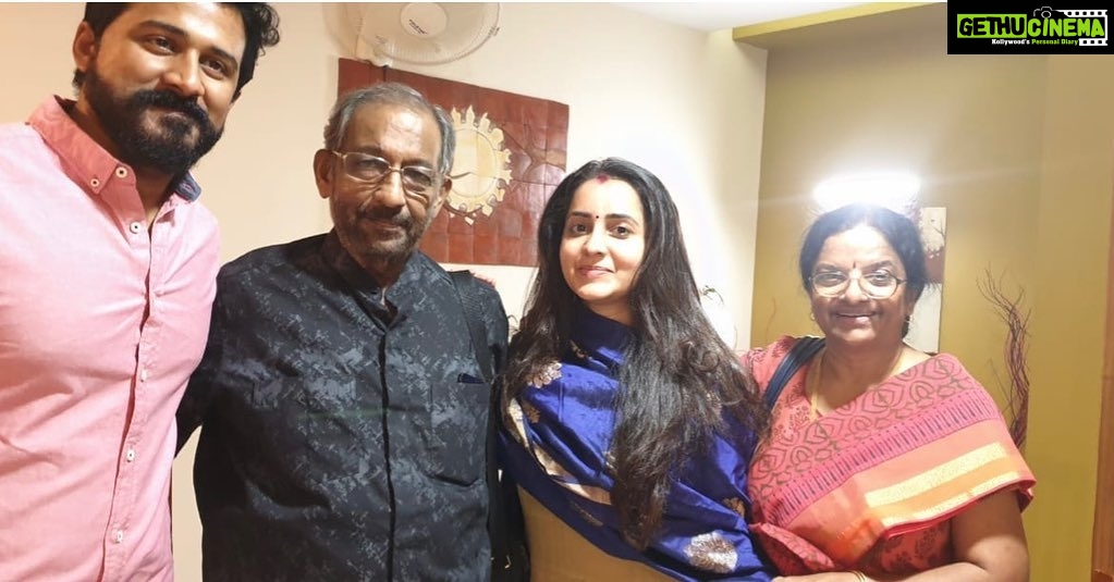 Bhama Instagram - ആദരാഞ്ജലികൾ !!! എന്റെ ആദ്യചിത്രം നിവേദ്യത്തിൽ അഭിനയിക്കുമ്പോൾ വേണു അങ്കിൾ ആ ചിത്രത്തിലുടനീളം ഉണ്ടായിരുന്നത് ഒരു അനുഗ്രഹം തന്നെ ആയിരുന്നു . പിന്നീട് പലപ്പോളും കാണുകയും സംസാരിക്കുകയുമുണ്ടായി . ഏറ്റവും ഒടുവിലായി കണ്ടു മുട്ടിയത് 2020 തിരുമാന്ധാംകുന്നിൽ ക്ഷേത്രത്തിൽ വച്ച ഒരു പരിപാടിക്കിടയിൽ ആയിരുന്നു . അദ്ദേഹത്തിന്റെ പത്നിയും ഒപ്പമുണ്ടായിരുന്നു. ഒരുപാട് സമയം അദ്ദേഹത്തോടൊപ്പം ചിലവഴിക്കുവാൻ ഭാഗ്യമുണ്ടായി . എന്നിരുന്നാലും ഇന്നദ്ദേഹം ഇല്ല എന്നുള്ളത് വിശ്വസിക്കുവാൻ കഴിയുന്നില്ല .. ഒപ്പം അഭിനയിക്കാൻ കഴിഞ്ഞത് വലിയൊരു ഭാഗ്യം ! പകരം വയ്ക്കാൻ കഴിയാത്ത നടൻ . അങ്ങേക്കു വിട... അനേകം കഥാപാത്രങ്ങളെ അനശ്വരമാക്കിയ മഹാനടന് പ്രണാമം ആദരാഞ്ജലികൾ ...