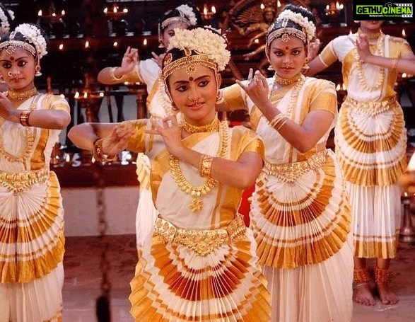 Bhama Instagram - #nivedhyam #first movie #2007 #memories 🌿 @appunayar @vinumohan_actor