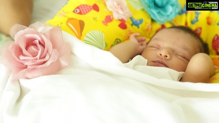 Bhama Instagram - #my niece #baby boo# #1 month old ♥️#2017#Her Mema’s photography 😛😊