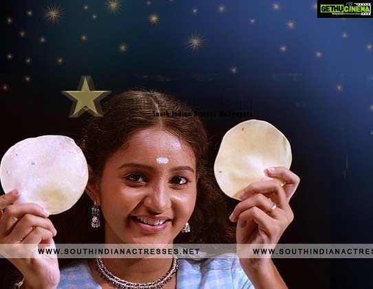 Bhama Instagram - #nivedhyam #first movie #2007 #memories 🌿 @appunayar @vinumohan_actor