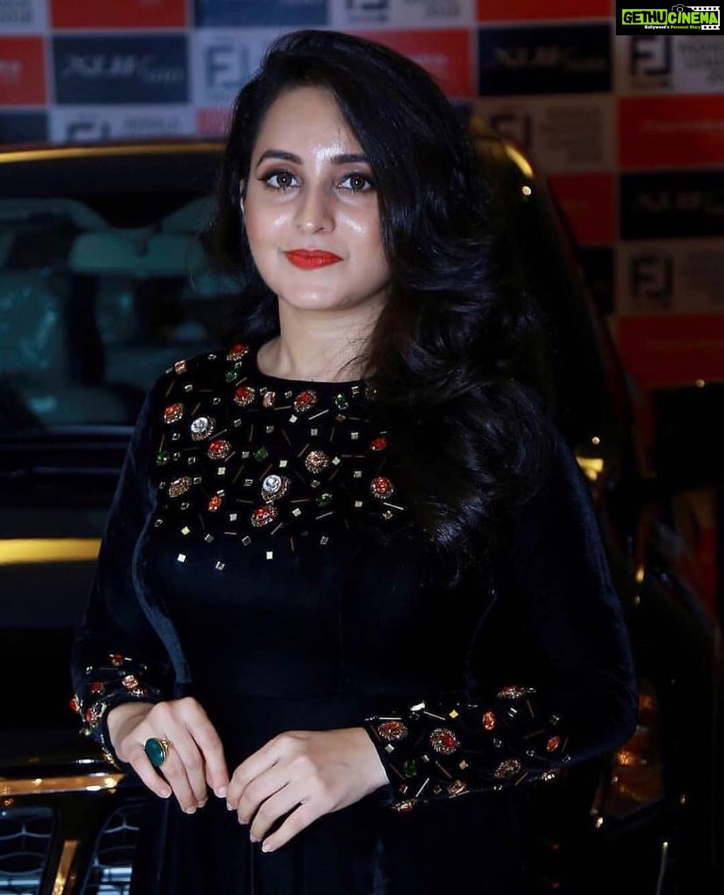 Bhama Instagram - The black color will never go out of style 🧚♀️ #black velvet @anna_mary_cherian @mira_by_ann Crowne Plaza Kochi