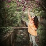 Bhama Instagram - നടന്ന പാതയിലൊക്കെയുമേ ഞാൻ കണ്ടു... കടലാസ്സുപൂവിന്നിതളുകൾ!!!🍂