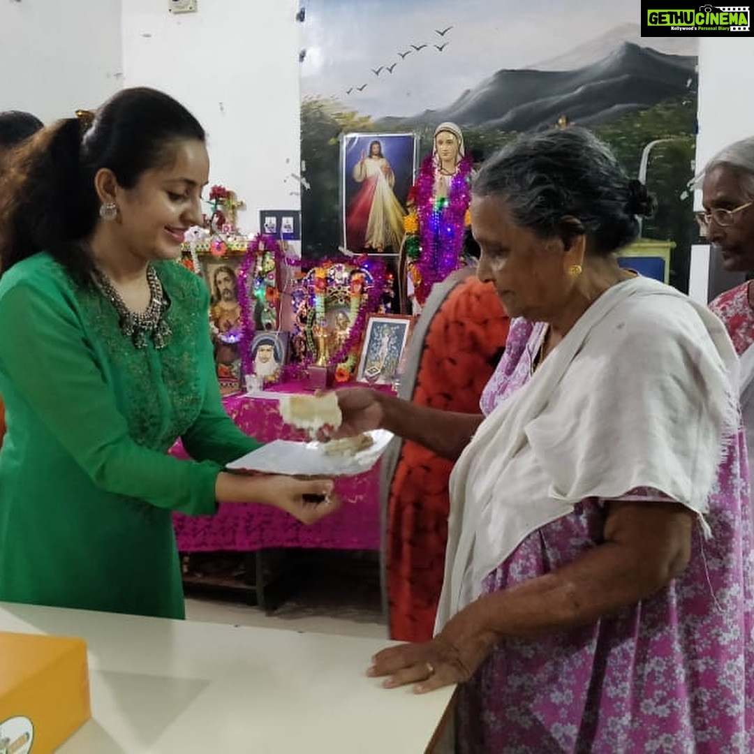 Bhama Instagram - 'അഭയ'യിലെ അമ്മമാർക്കൊപ്പം❤️ #may 23 #b'day @anna_mary_cherian @mira_by_ann @vaisakh_c_ BLESSED🙏🏻 Kalamassery, India