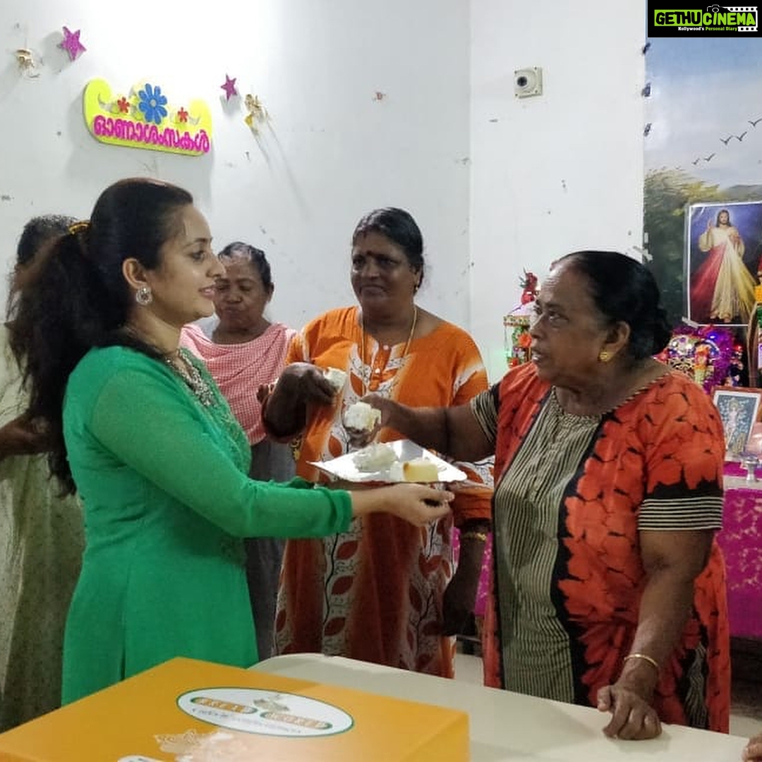 Bhama Instagram - 'അഭയ'യിലെ അമ്മമാർക്കൊപ്പം❤️ #may 23 #b'day @anna_mary_cherian @mira_by_ann @vaisakh_c_ BLESSED🙏🏻 Kalamassery, India