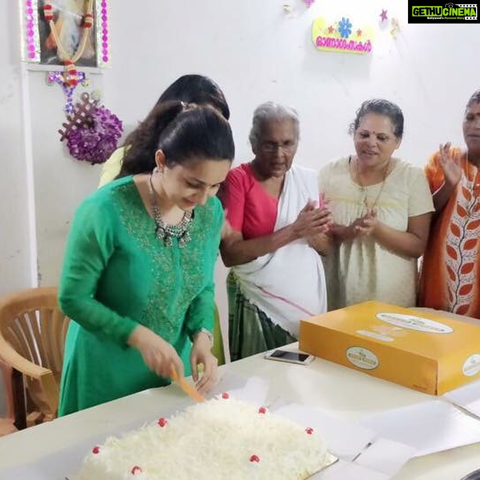 Bhama Instagram - 'അഭയ'യിലെ അമ്മമാർക്കൊപ്പം❤️ #may 23 #b'day @anna_mary_cherian @mira_by_ann @vaisakh_c_ BLESSED🙏🏻 Kalamassery, India
