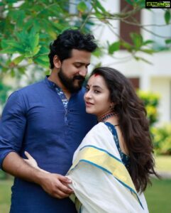 Bhama Instagram - #Throwback to Last Year Onam # One of the best times of my life #2020 # 6th Month of pregnancy 😇

Thank you so much dear
@pranavraaaj 🦋
@mayoorajewels_by_archana🦋
@khajuraho_boutique_ 🦋