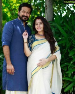 Bhama Instagram - #Throwback to Last Year Onam # One of the best times of my life #2020 # 6th Month of pregnancy 😇

Thank you so much dear
@pranavraaaj 🦋
@mayoorajewels_by_archana🦋
@khajuraho_boutique_ 🦋