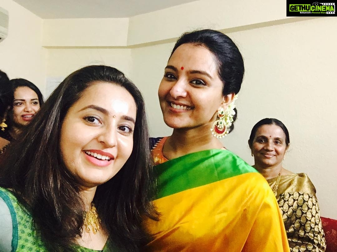 Bhama Instagram - 'ആമിയോപ്പു'വിനൊപ്പം❤️ @manju.warrier Thrissur