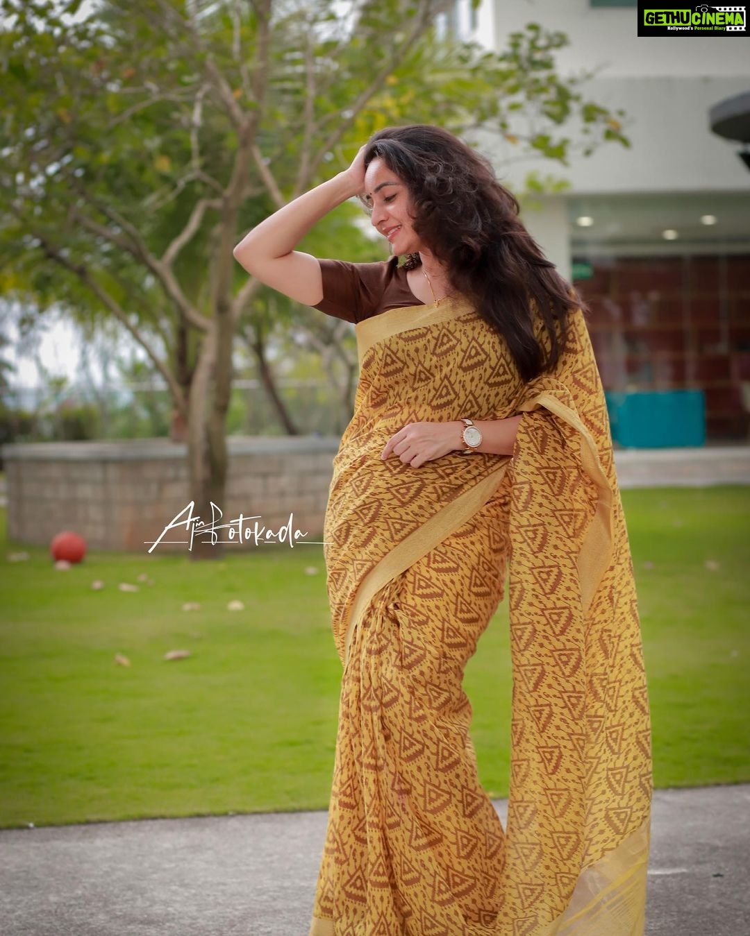 Bhama Instagram – Me and my never ending Saree love!!! #Saree lover #indian  #fvrt saree of my amma #golden yellow&brown @ajinfotokada @shwan_dq Queens  Way Kochi | Gethu Cinema