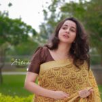Bhama Instagram - No Indian women can ever say no to the magic of Saree! #saree lover #Indian #golden yellow&Brown @ajinfotokada @shwan_dq