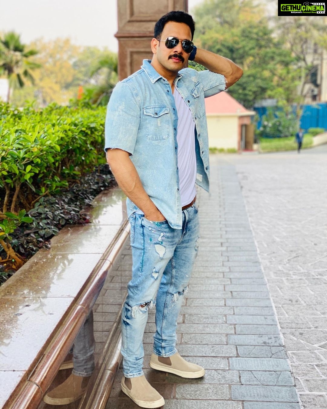 Bharath Instagram - It’s Sunday and yes I’m shooting today too hence this confused face !! 🤣🤩🤦🏻♂️Denim love !! Taj Lands End, Mumbai