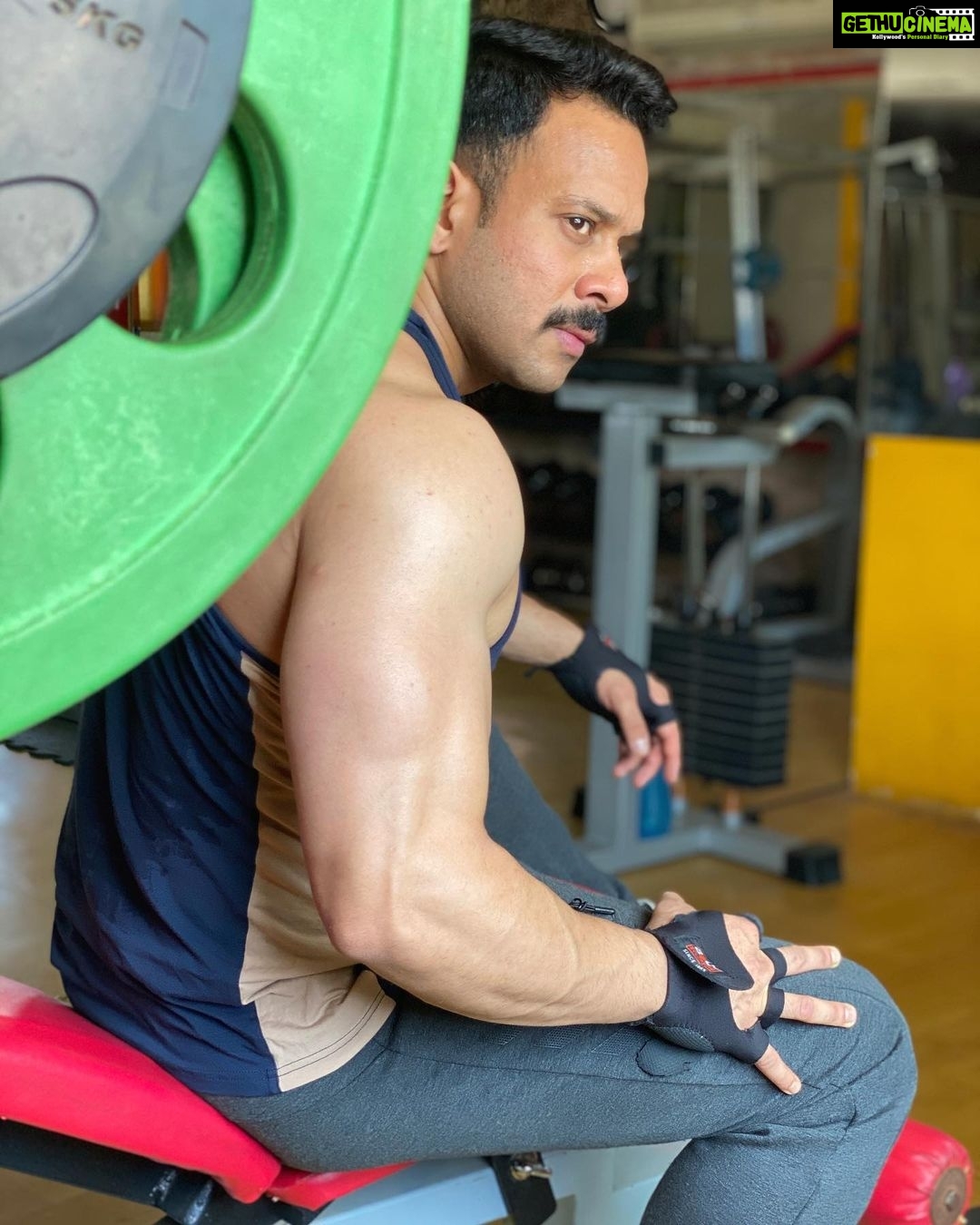 Bharath Instagram - Monday morning blues expression🤦🏻♂️🤩but no excuses 💪🏻💪🏻!! #selfmotivation #workhard #keepingfit #positivemind Worlds GYM