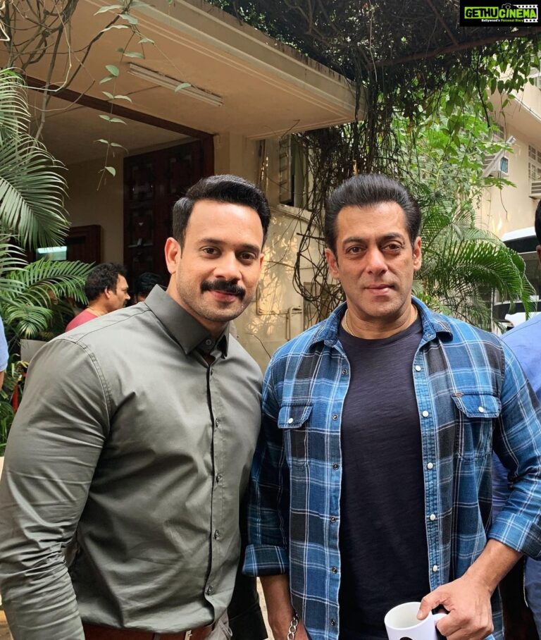 Bharath Instagram - A very happy birthday salman bhai. I wish you more great achievements in the years to come, and may all your birthday wishes come true sir !! 😀💪🏻