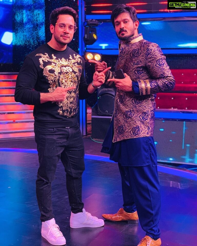 Bharath Instagram - Look whom I bumped into yesterday !! Mr juju🤩🤩 !! “BOYS” are back and had an amazing shoot at dance vs dance !! Lovely meeting up with Nakul darling 😘.#promotions #simba #jan25 #colourstamil