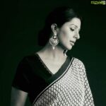 Bhumika Chawla Instagram - Aaina bhi kya kamaal ki Cheez hai Ek pal dekho toh chehra nazar aata hai... aur dekhte raho toh andar chupa sach nazar aata hai ... izzat bhi kamaal ki cheez hai Log dete hai toh khud pe garv hota hai ... Koi Raaz Ho Dil mein toh khud hi insaan khud se sharmsaar hota hai ( Bhumika Chawla )
