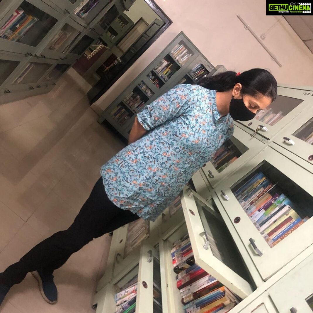 Bhumika Chawla Instagram - It’s blurred … but clear … the feeling of being in a library amongst the world of books - fiction and non fiction - words read in silence - is unparalleled ❤️