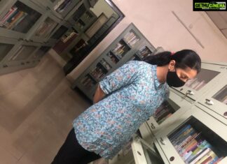 Bhumika Chawla Instagram - It’s blurred … but clear … the feeling of being in a library amongst the world of books - fiction and non fiction - words read in silence - is unparalleled ❤️