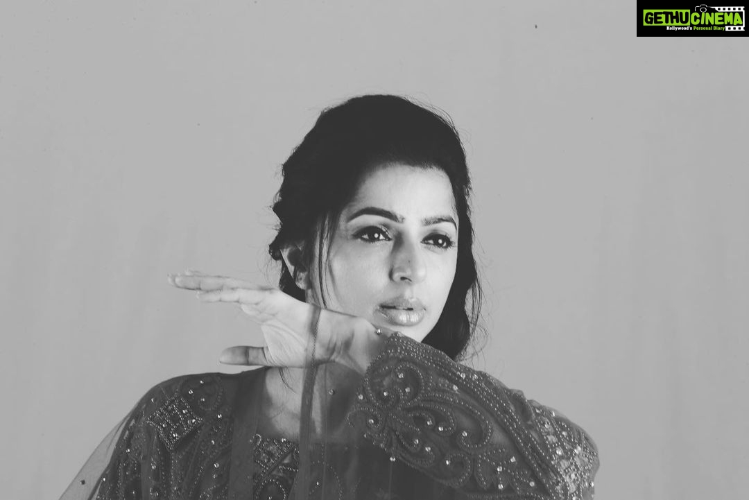 Bhumika Chawla Instagram - Black and white ... sapne hote hi black aur white hai ... bus ... ooth ke unme rang bhare Jaate hai ...