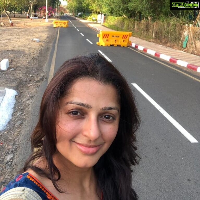 Bhumika Chawla Instagram - The lanes I walked on years ago , learnt to ride bikes on ....decades ago ... as a kid .... in Devlali