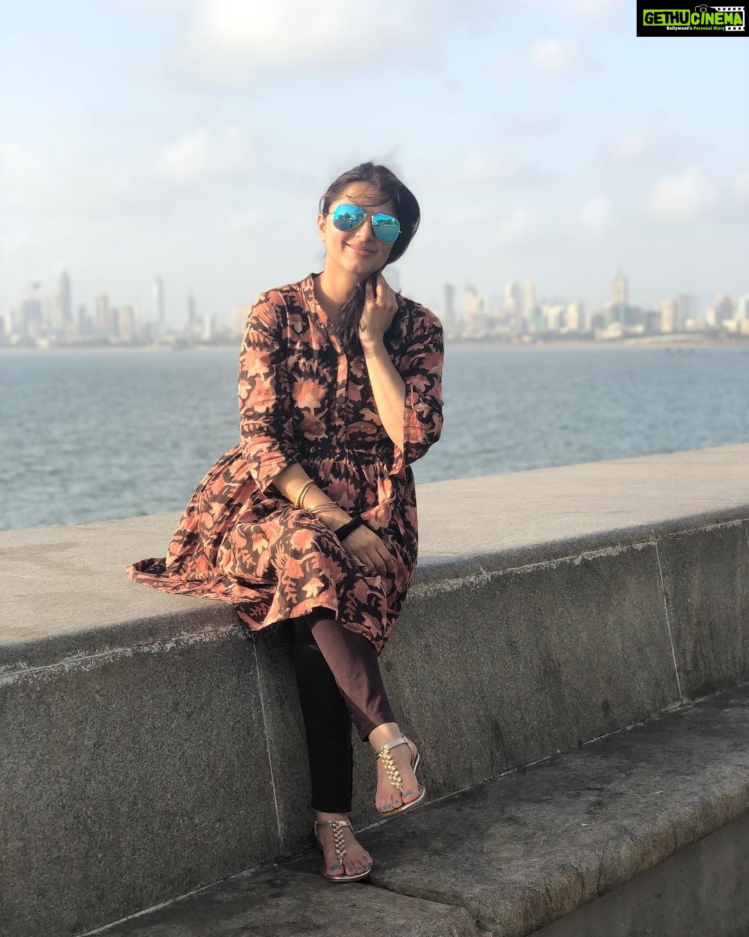 Bhumika Chawla Instagram - Marine Drive .... Mumbai ... Life in the fast lane ... slowing down a few moments to enjoy ... the breeze and vastness of sea and life here