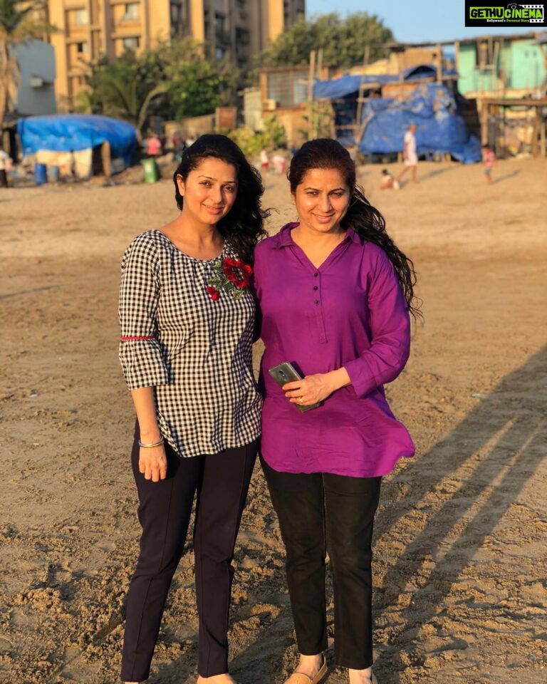 Bhumika Chawla Instagram - On the beach ... Spending time with sister ...
