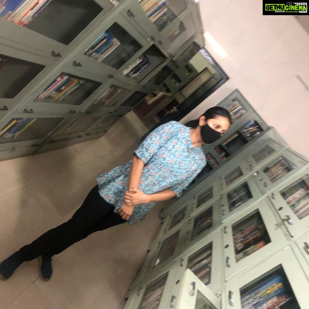 Bhumika Chawla Instagram - It’s blurred … but clear … the feeling of being in a library amongst the world of books - fiction and non fiction - words read in silence - is unparalleled ❤️