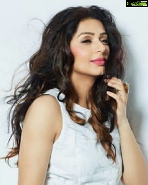 Bhumika Chawla Instagram - I HAD written something long back - remembered -- Is sheher mein har mod pe , Hamari chahaton ke chehre badalte khun hai ? Hum ek hi chehre ko roz dekhne se darte kyun hai ? Jis aag mein jalke rishte shuru hote hai , Us aag mein jalke rishte khaak hote kyun hai ? Jo shisha hame hamari sachayi dikhaye , Hum use todte kyun hai ? Is bade sheher mein daudte daudte , Hum rukne se darte kyun hai ? Jhooti muskurahate dikhate dikhate , Unhe Sach ka Chehra dete kyun hai ? Is sheher mein har mod pe , Hamari chahaton ke chehre badalte kyun hai? --- Bhumika Chawla