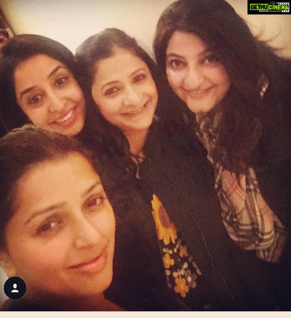 Bhumika Chawla Instagram - Catching up with friends from school # feels like forever - so glad met them all :) 🌻In Delhi