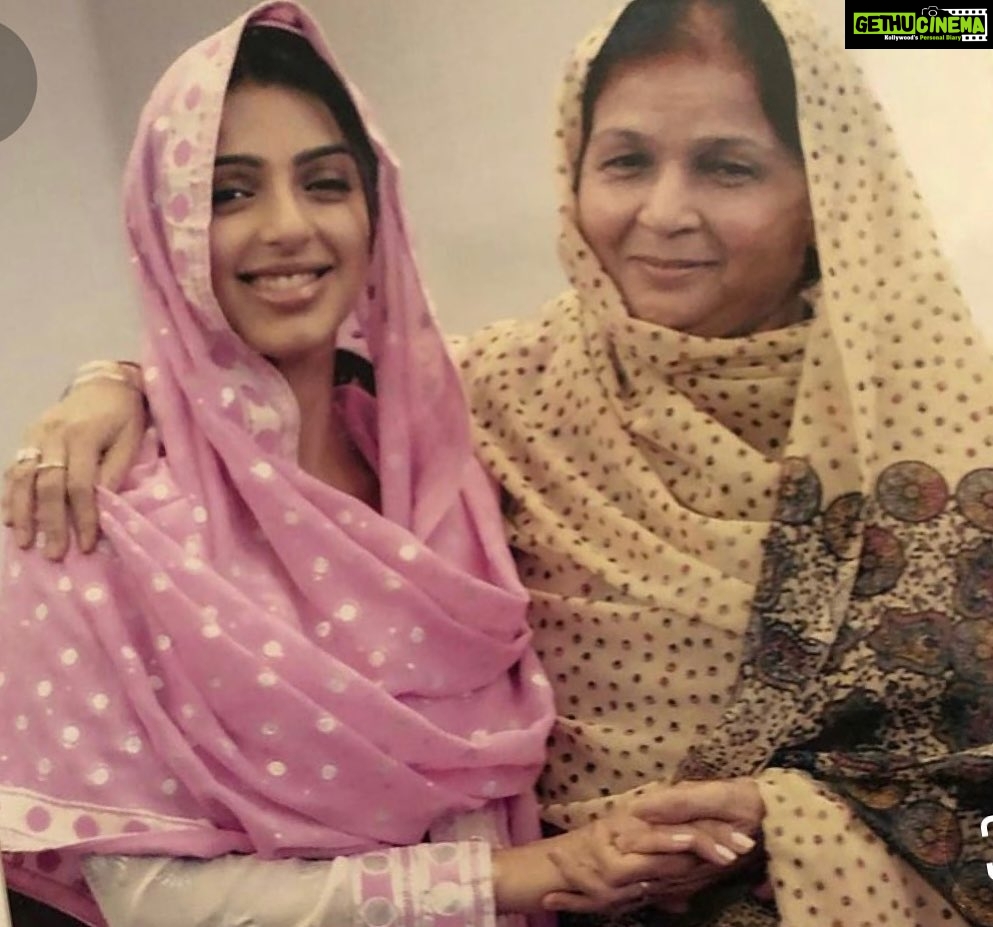 Bhumika Chawla Instagram - 2006 I think — this photo of mom and me was taken in Canada during the shoot of my punjabi film Yaariyan ❤️
