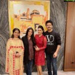 Bhumika Chawla Instagram - A beautiful fun evening with such wonderful people . Srikanth and I worked together in 2000 in Roja Koottam his first film .. well it’s been a long journey for both of us . Having worked again with him for the third time I have to say it’s wonderful to know him as a person , kind , graceful , well brought up , a thorough gentleman . Vandana meeting you was wonderful .. love your energy and the positive vibe . Stay blessed . 💕
