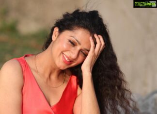 Bhumika Chawla Instagram - It’s just a photo .... is a photo like the cover of a book ? Does one really know what’s inside ... so it goes like - never judge a book by the cover ... true —- a photo is a photo is a photo at the end of the day 🌸