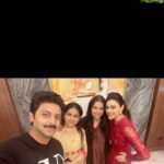 Bhumika Chawla Instagram - A beautiful fun evening with such wonderful people . Srikanth and I worked together in 2000 in Roja Koottam his first film .. well it’s been a long journey for both of us . Having worked again with him for the third time I have to say it’s wonderful to know him as a person , kind , graceful , well brought up , a thorough gentleman . Vandana meeting you was wonderful .. love your energy and the positive vibe . Stay blessed . 💕