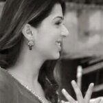Bhumika Chawla Instagram - Muskurate muskurate yeh kya keh gaye ..... mehfilon ki shaam thi —- dilon mein log tanha reh gaye