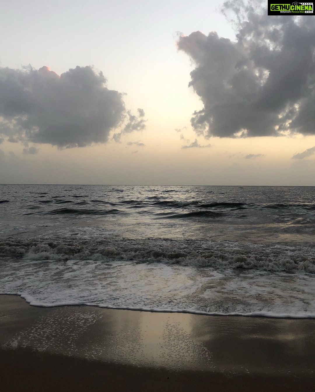 Bhumika Chawla Instagram - The cool breeze that soothes the soul .... where the sky and the sea meet ... the sand and feet meet ... bheed mein akele chale- lekin tanha nahi the .....