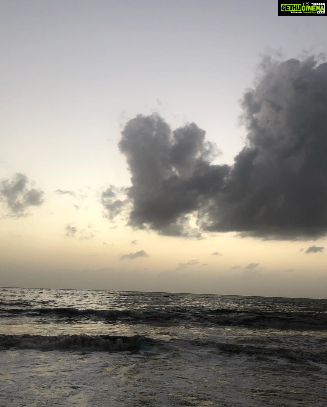 Bhumika Chawla Instagram - The cool breeze that soothes the soul .... where the sky and the sea meet ... the sand and feet meet ... bheed mein akele chale- lekin tanha nahi the .....