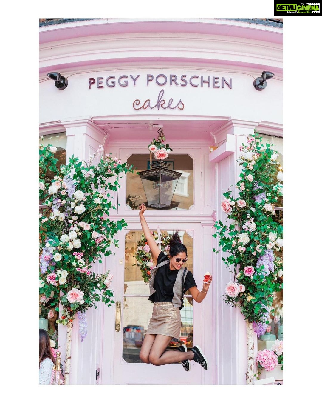 Bindu Madhavi Instagram - London series..... thanks for the clicks @rohanbmc @shana_mahendran.... miss u guys already ❤️😘 #redvelvet #favorite #cupcakes @peggyporschenofficial