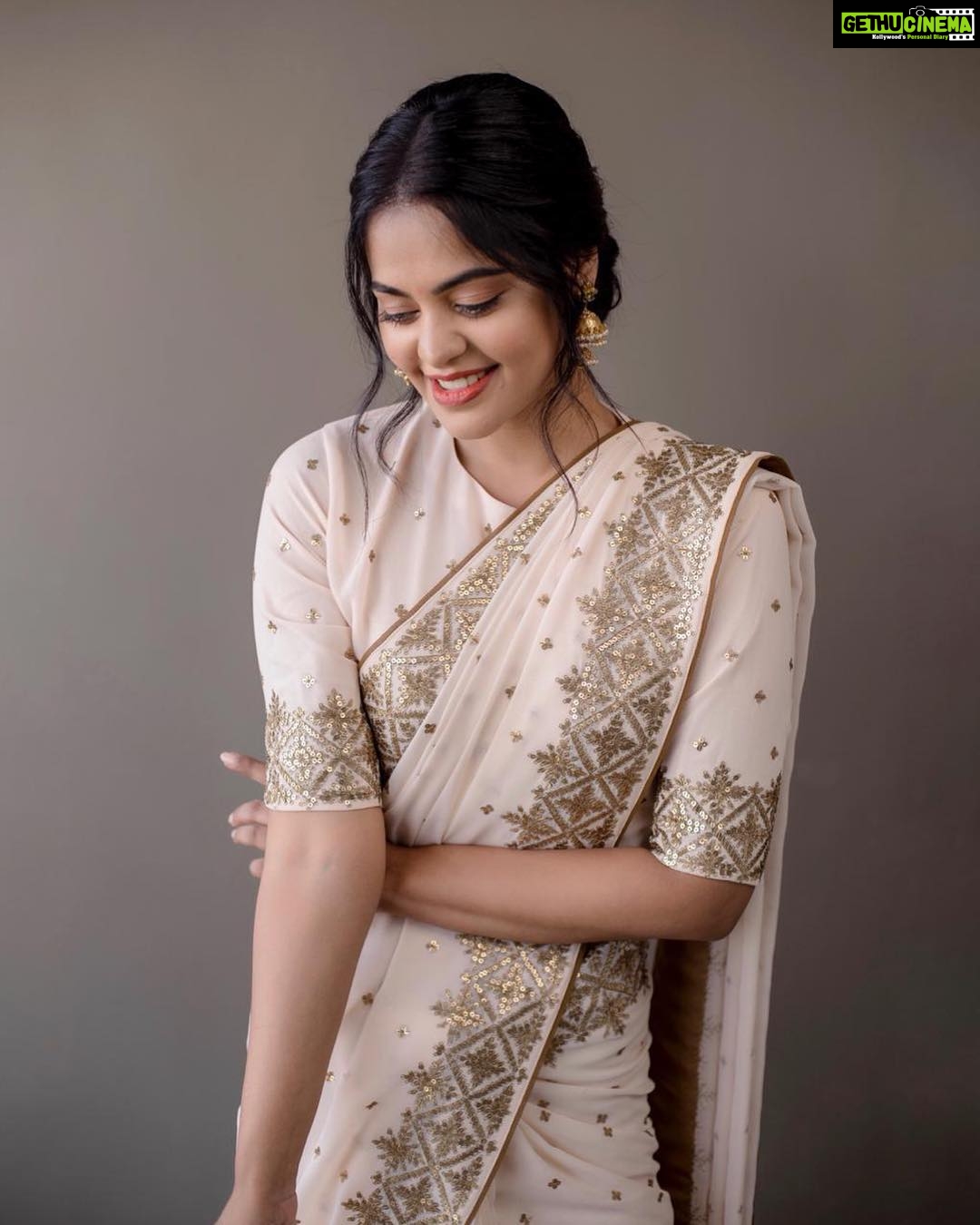 Bindu Madhavi Instagram - Simple but Significant . . . . . . Saree-@MilkDesignShop Make Up - @vedya.hmua Hair - @PinkyLohar Photography - @KiransaPhotography Styled by @Blueprint_By_Navya_Divya & @DesignByBlueprint
