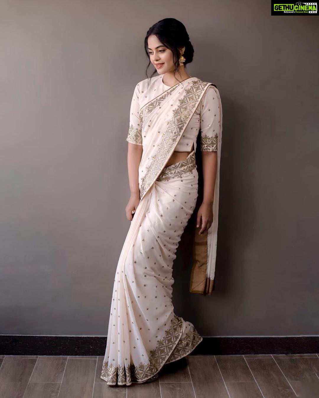 Bindu Madhavi Instagram - When last minute styling is on point #navyaanddivya❤️😘....... For a movie pooja........ Saree - @MilkDesignShop Make Up - @vedya.hmua Hair - @PinkyLohar Photography - @KiransaPhotography Styled by @Blueprint_By_Navya_Divya & @DesignByBlueprint